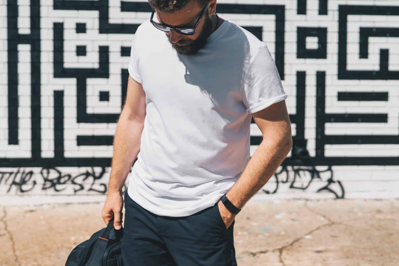 Homme barbu du millénaire vêtu d'un t-shirt blanc