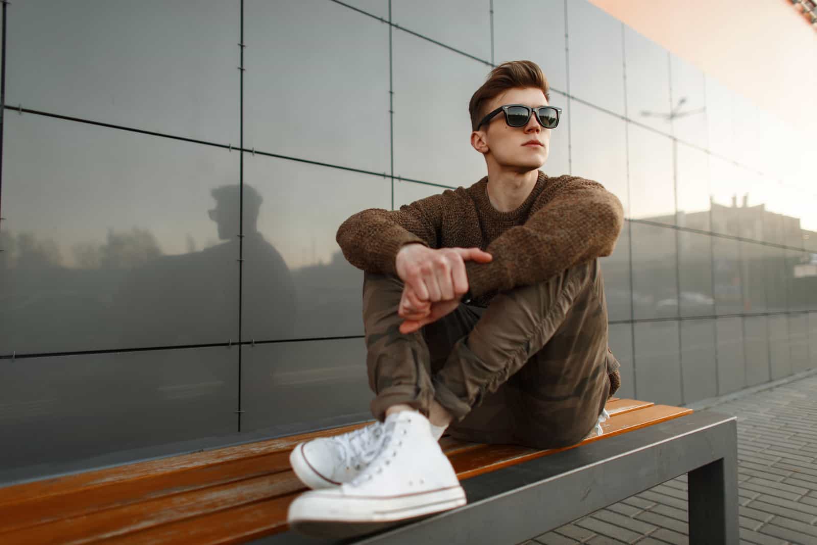 Homme beau hipster à la mode