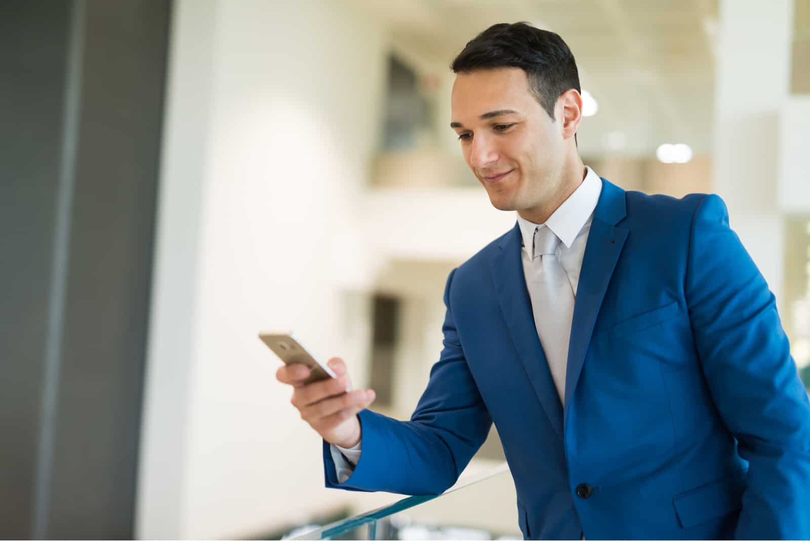 Homme d'affaires à l'aide de son téléphone portable