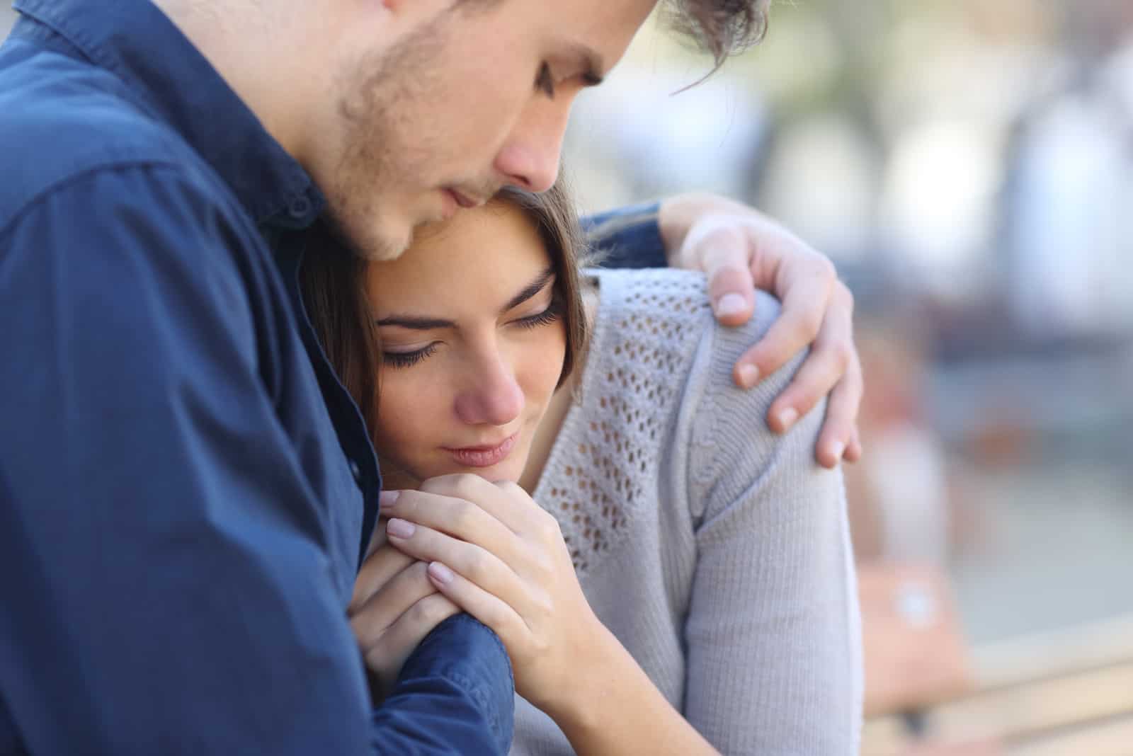 Homme réconfortant son triste ami en deuil