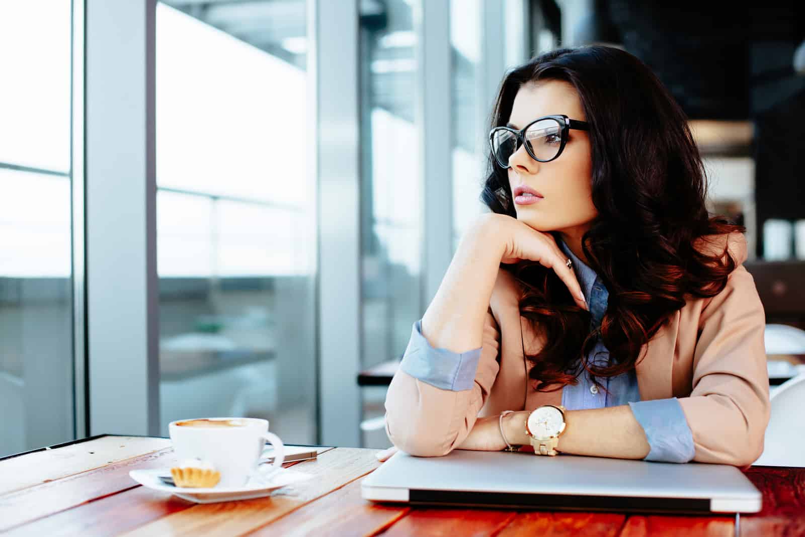 Jeune femme séduisante à la recherche de suite pensivement