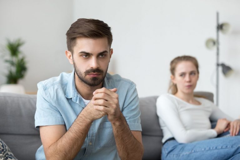 Il M'ignore Après Une Dispute