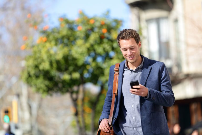 homme utilisant un téléphone intelligent