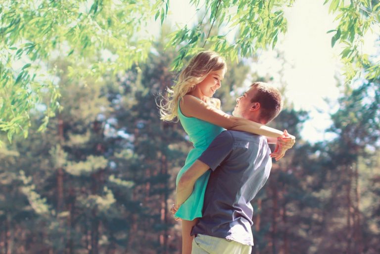 Un jeune couple heureux qui s'embrasse profite d'une journée de printemps.
