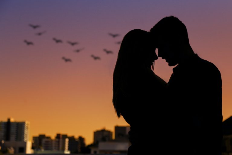 homme et femme, étreindre, pendant, coucher soleil