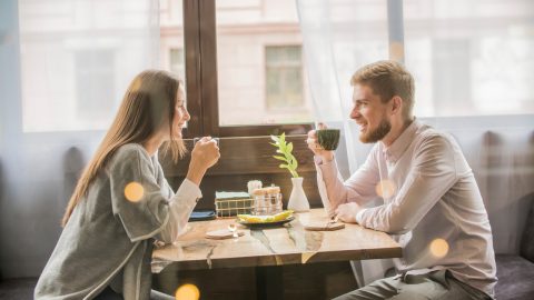 homme et femme prenant un café au café
