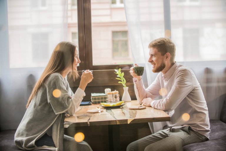 homme et femme prenant un café au café
