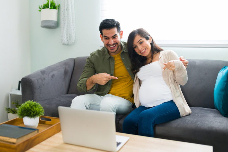 un homme et une femme discutent devant une caméra