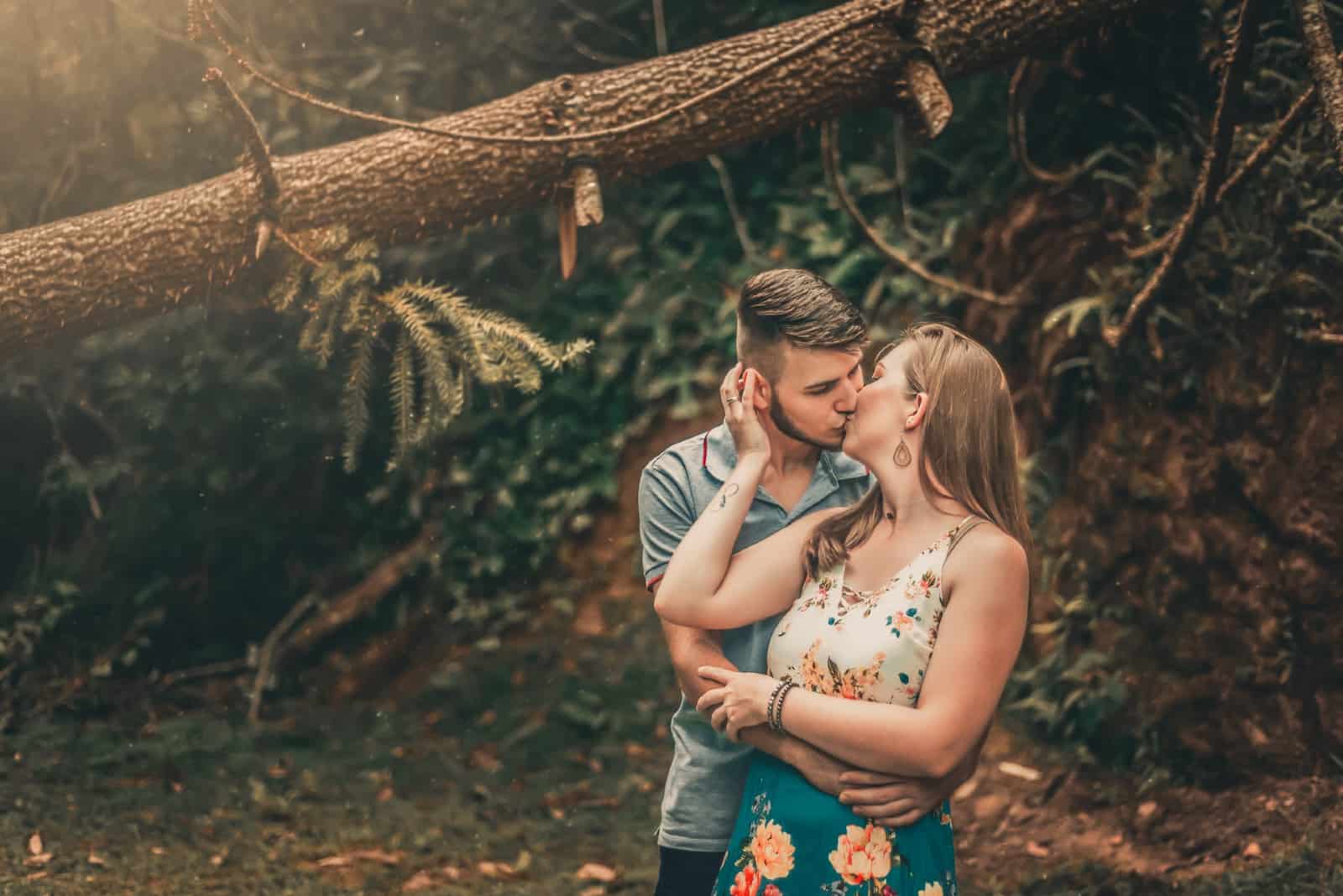 homme et femme, baisers, quoique, debout, près, arbre