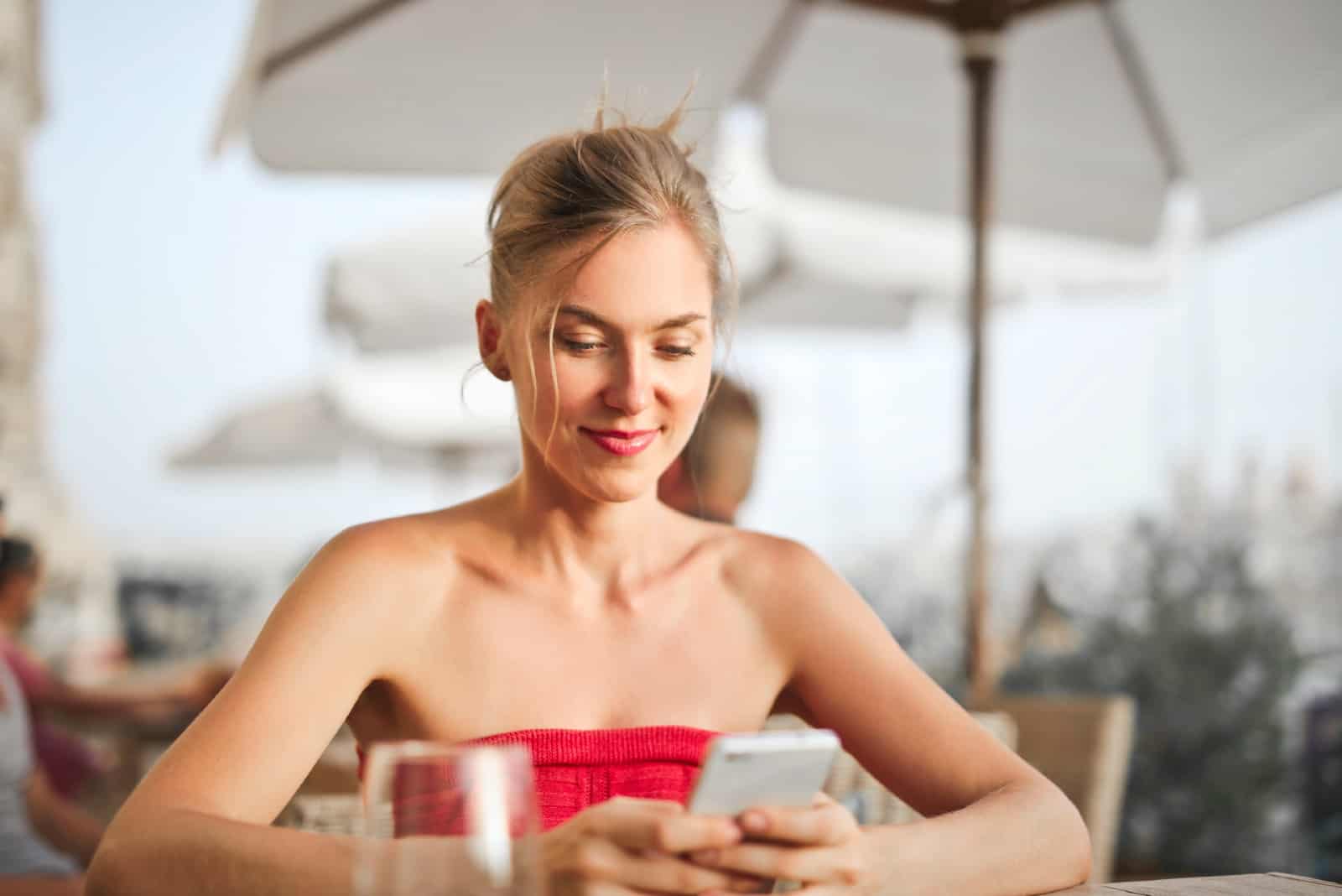 femme utilisation smartphone quoique séance table