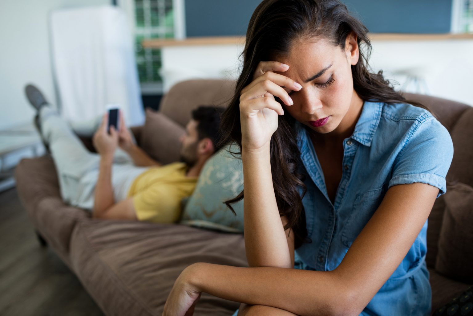 Pourquoi une femme fuit-elle un homme qui lui plaît en 2024?