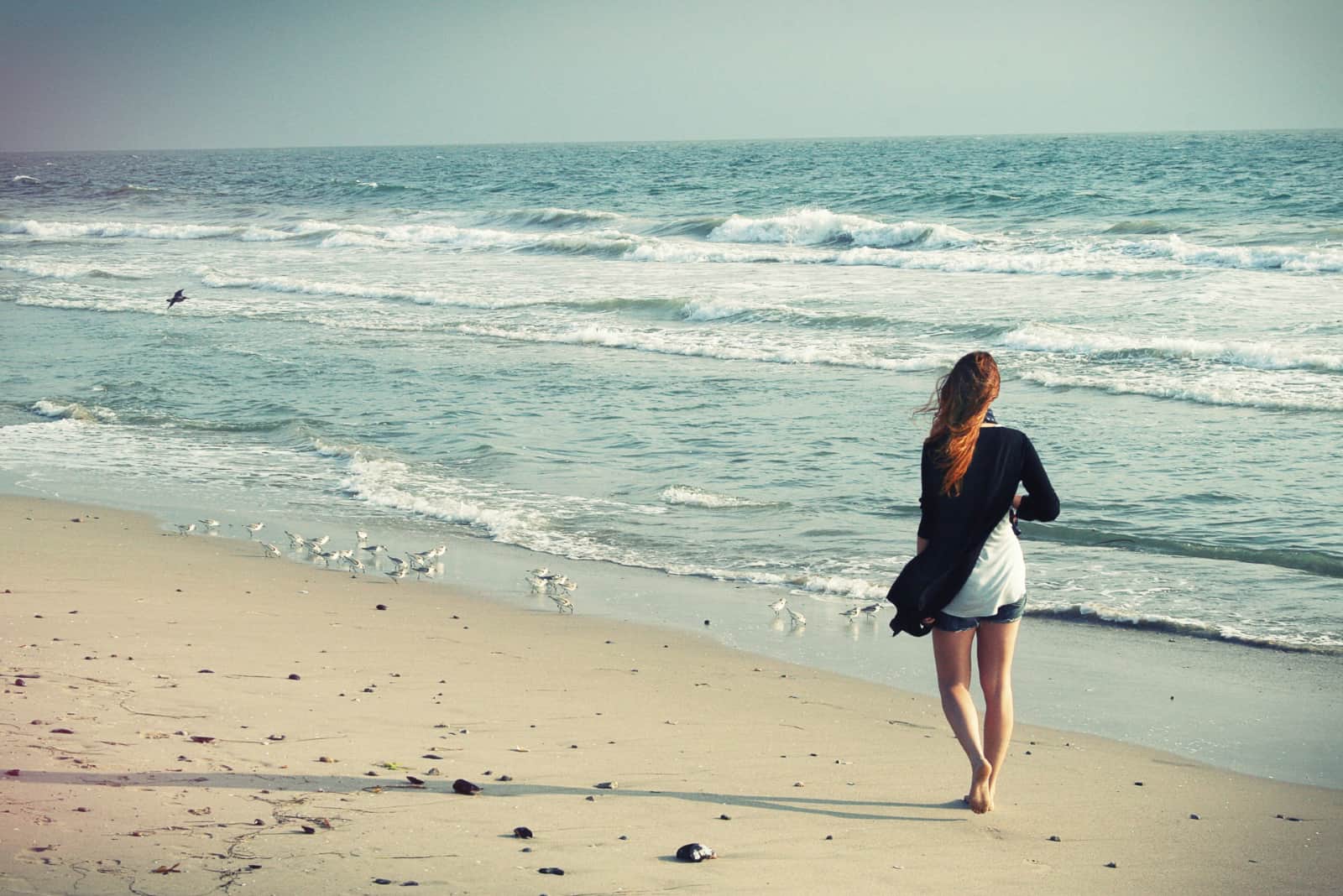 femme marchant sur la plage