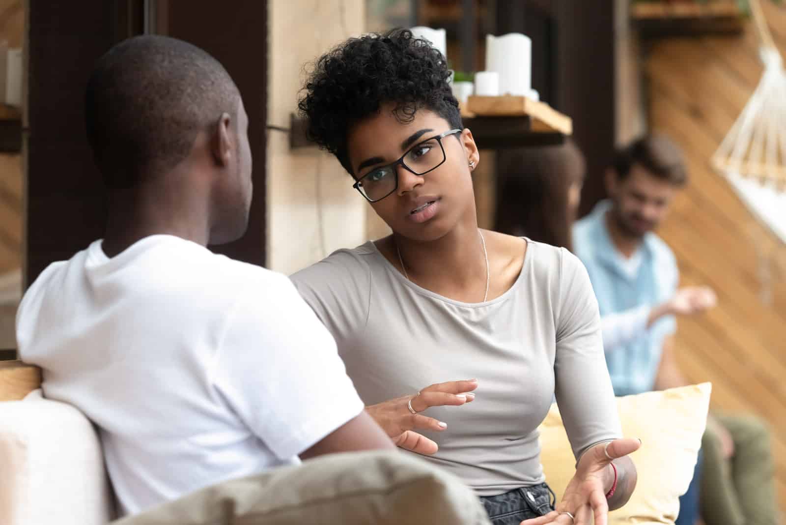 femme parler à homme dans café