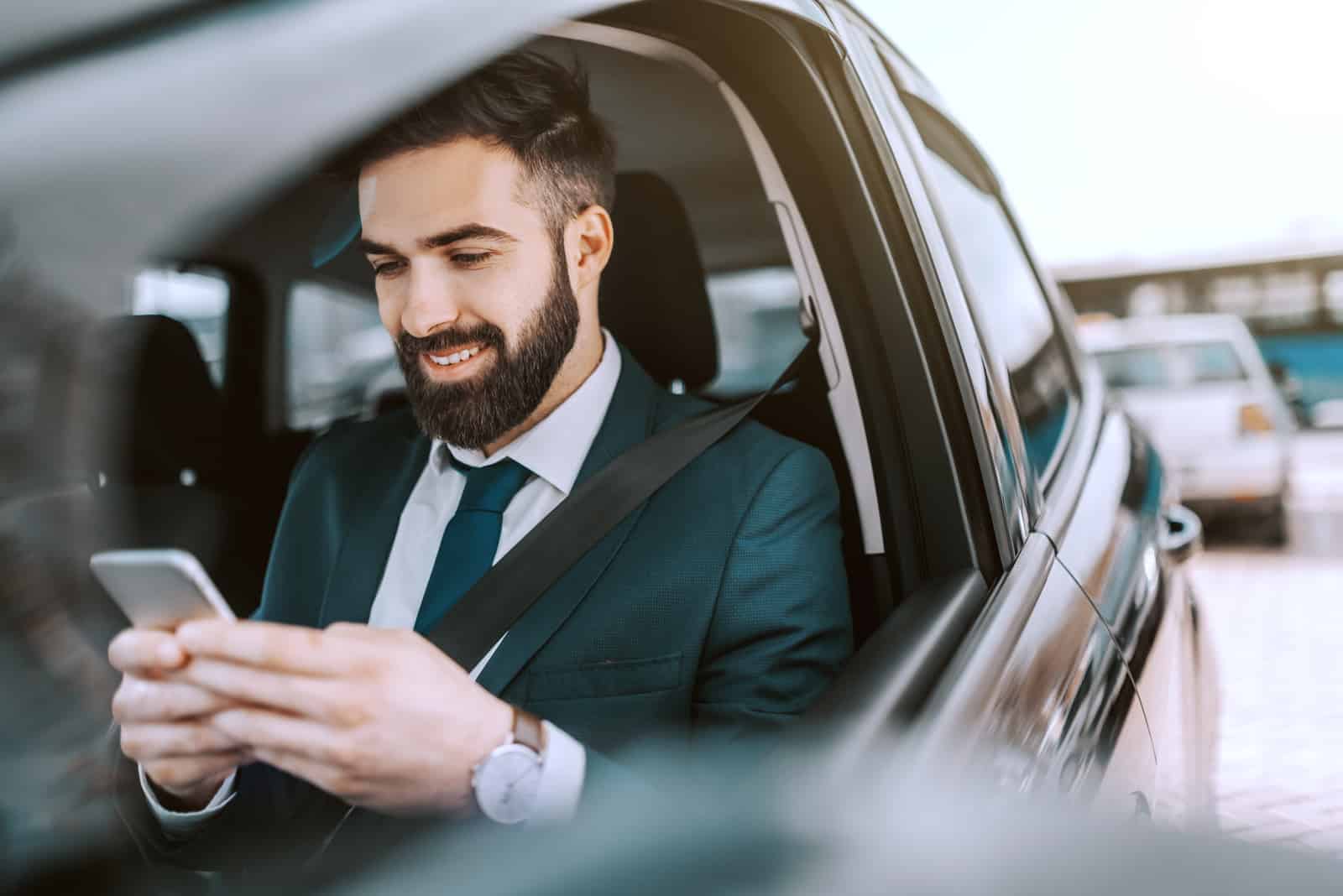 homme d affaires en tenue de soirée à l aide de smartphone