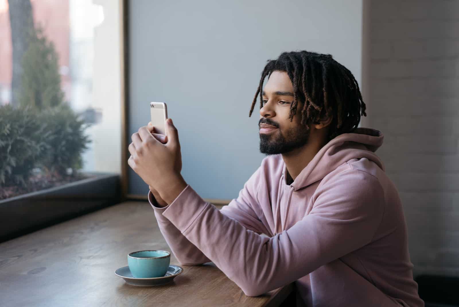 homme utilisant un téléphone portable