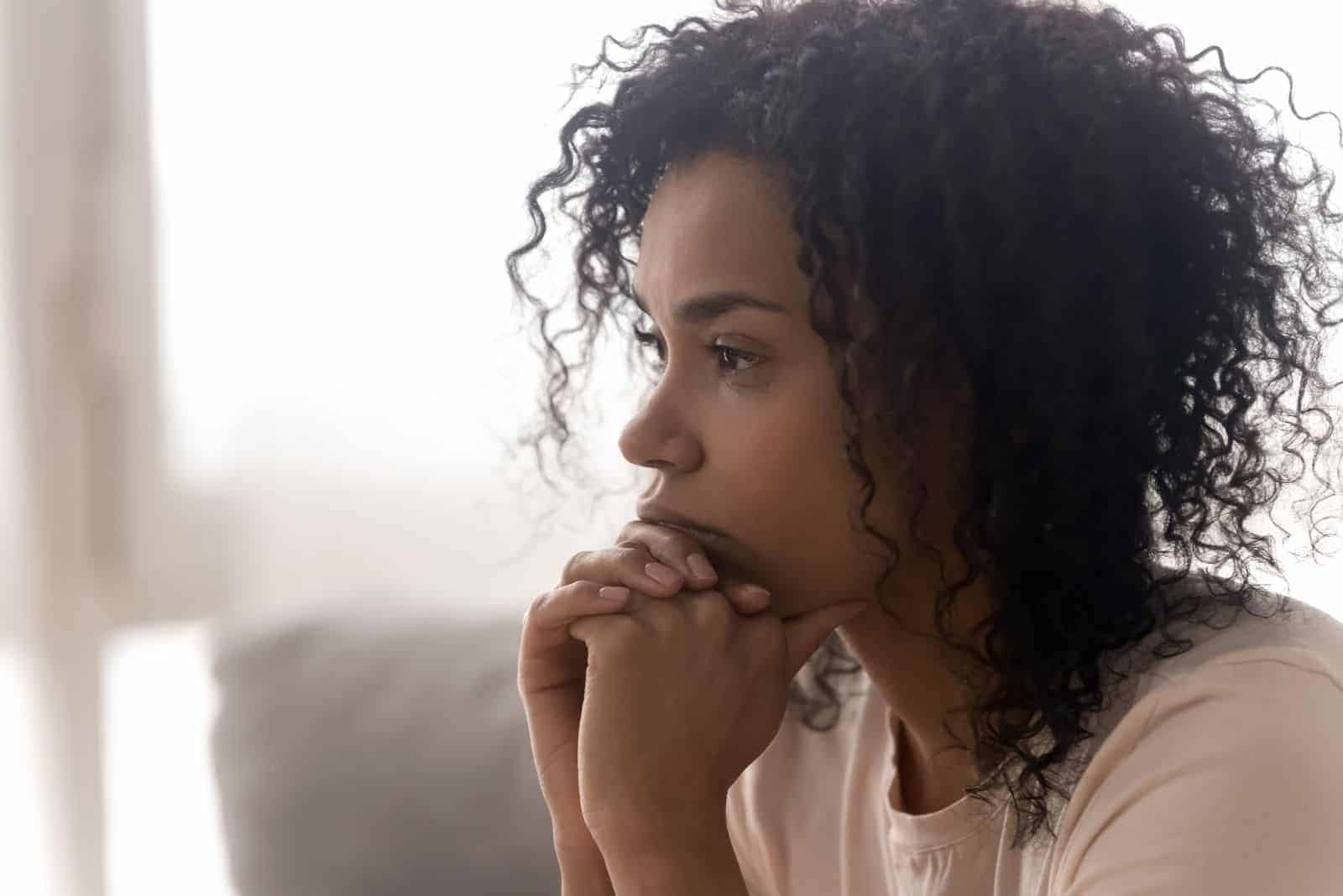 pensif jeune femme afro-américaine pensant aux problèmes de relations