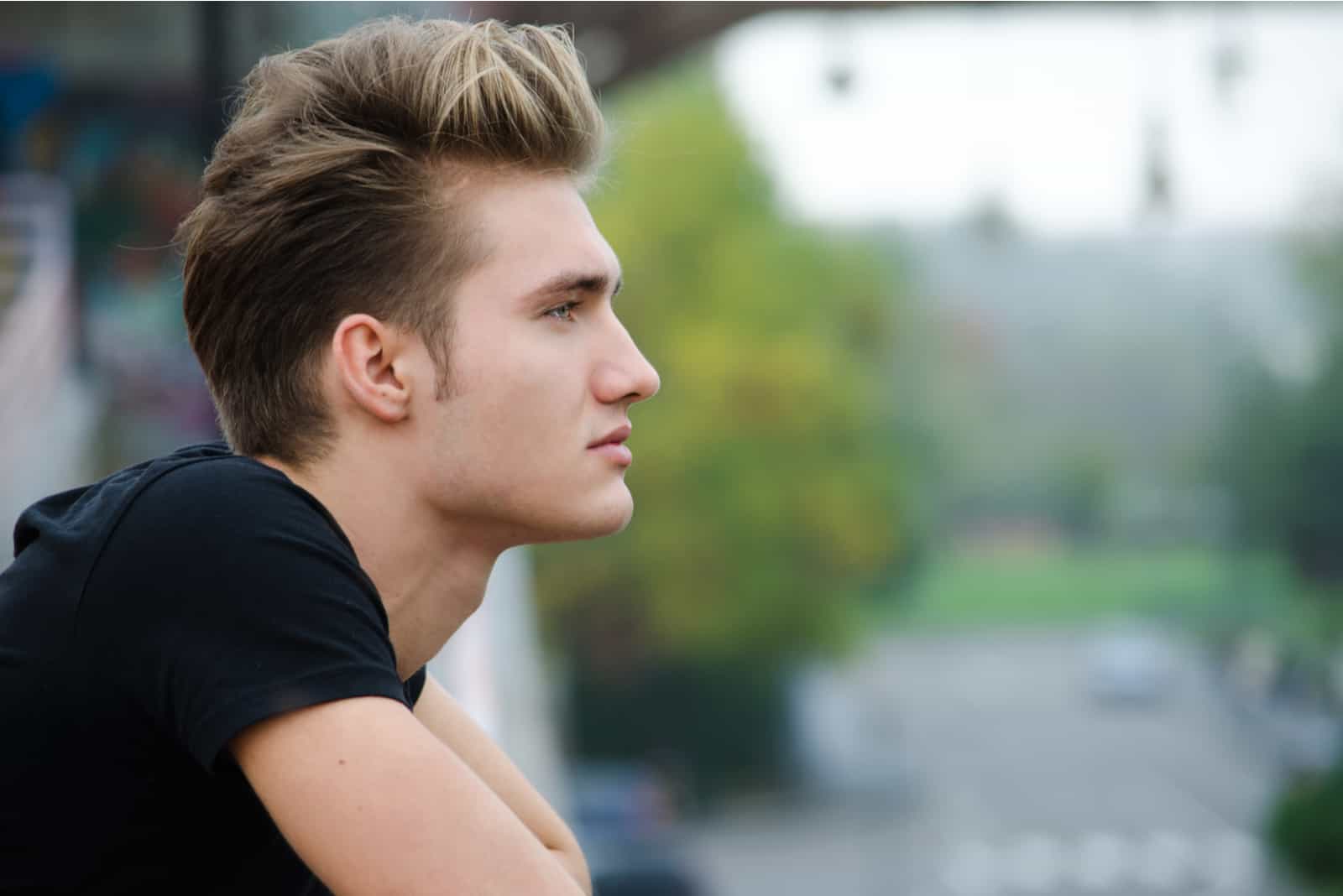 séduisant blond jeune homme dans ville