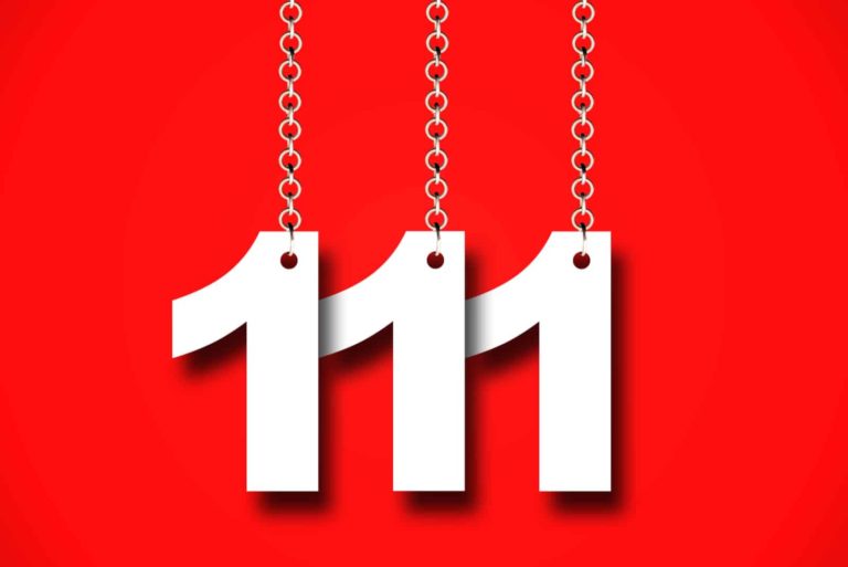 numéro 111 sur fond rouge