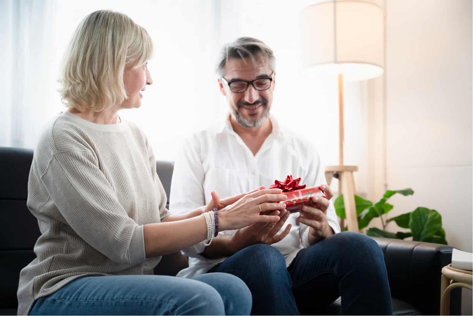 la femme a acheté un cadeau à l'homme