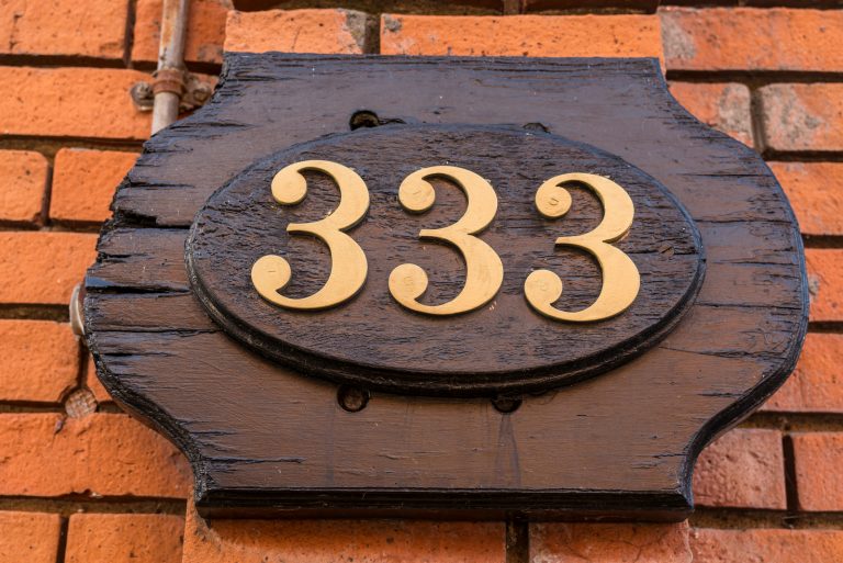 numéro 333 sur socle en bois