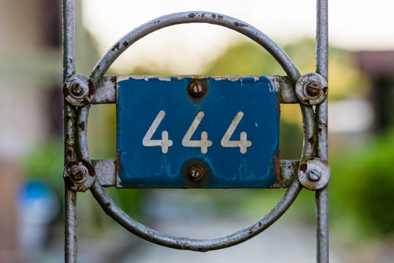 numéro 444 sur la clôture de fer