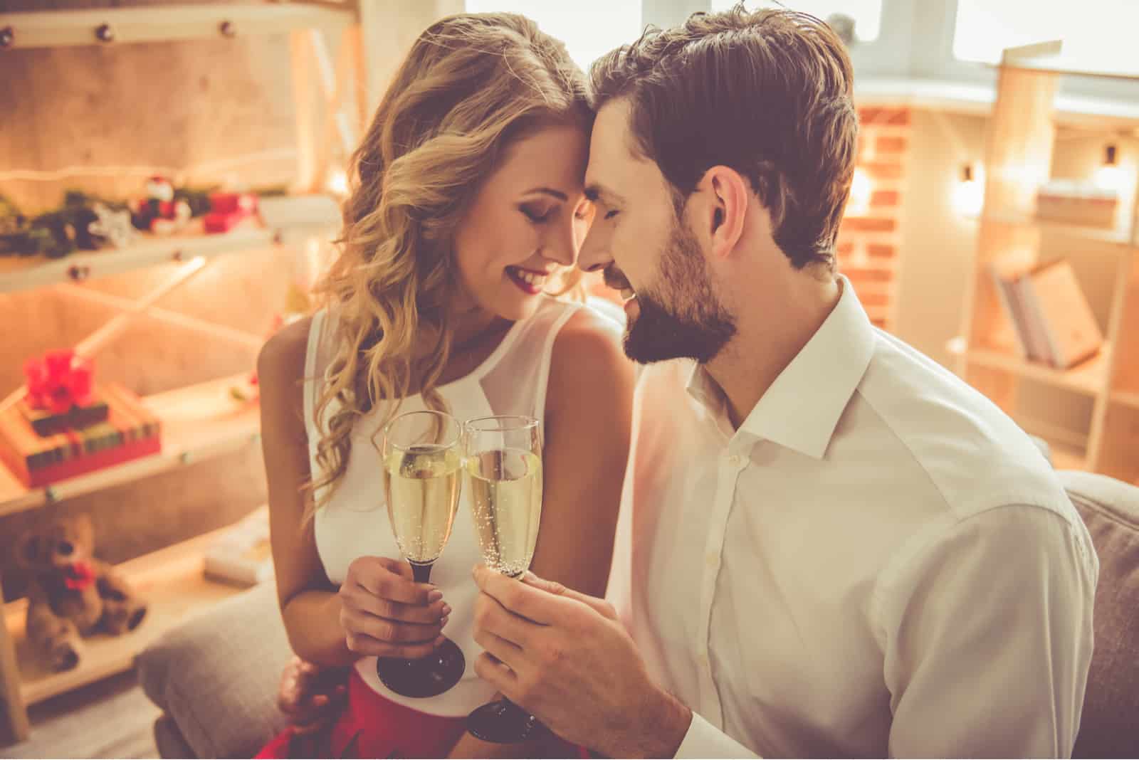 jeune couple tient des verres de champagne