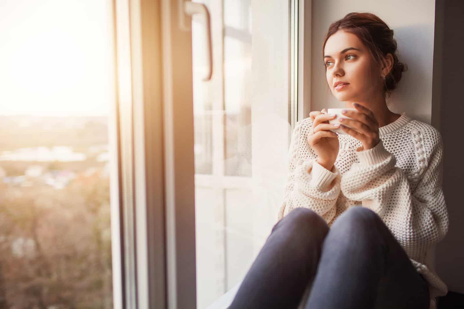 Belle jeune femme buvant du café