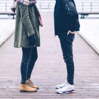 homme et femme sur un quai en hiver
