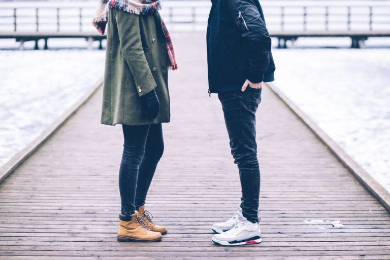 homme et femme sur un quai en hiver