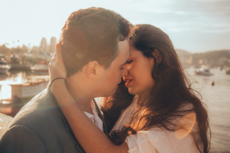 homme et femme s'embrassant en plein air