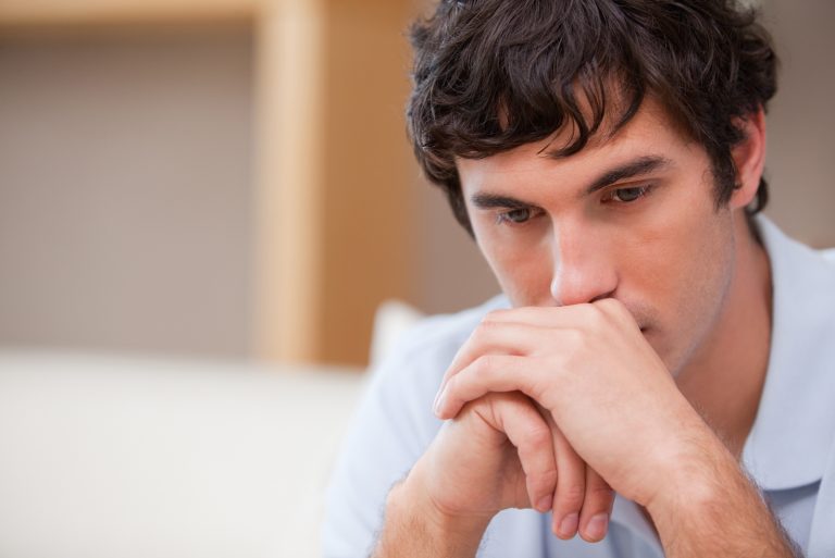 homme triste assis à l'intérieur