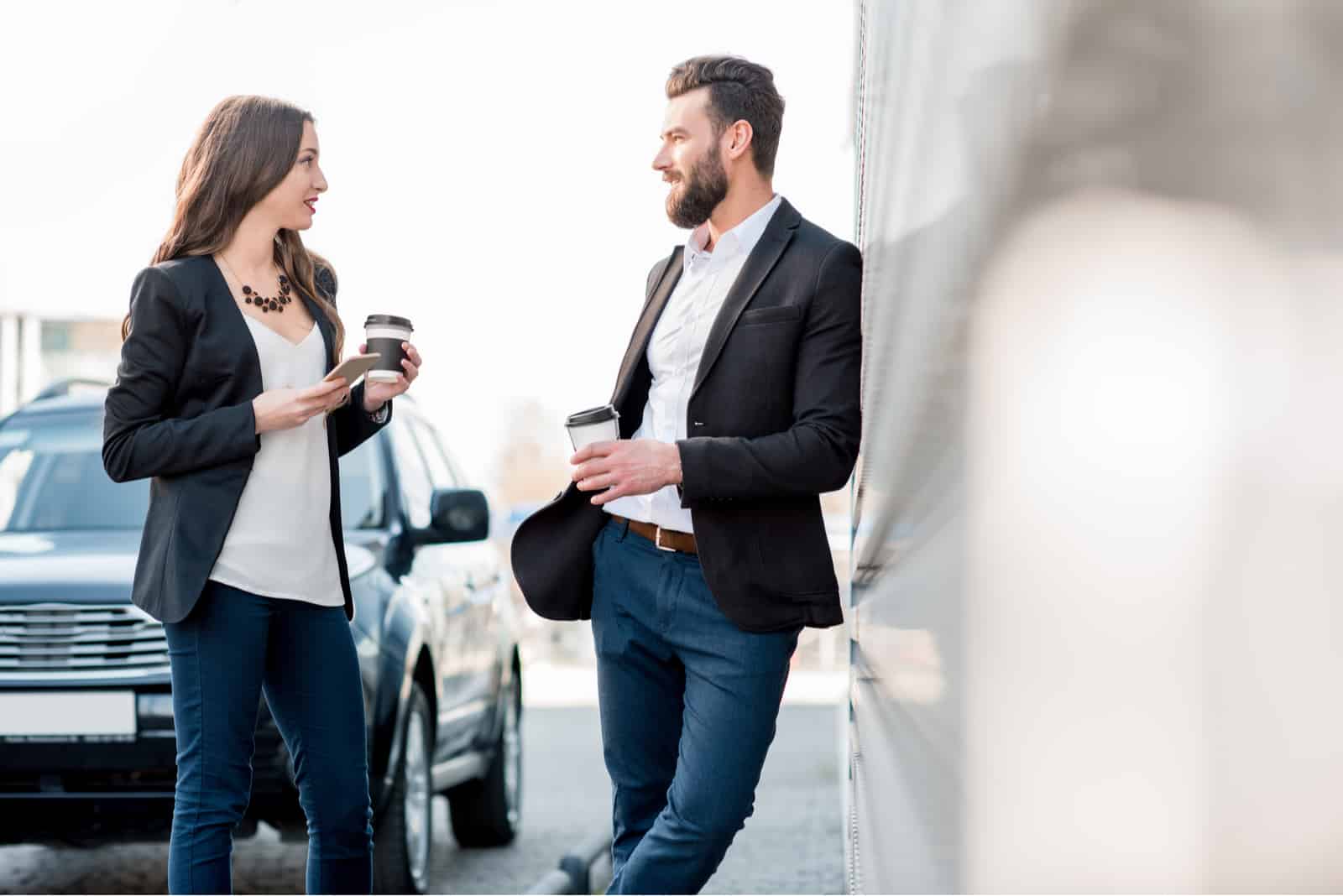 un homme et une femme se tiennent debout et parlent