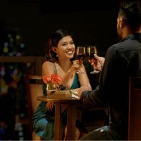 Heureux couple buvant du vin lors d'un rendez-vous au restaurant