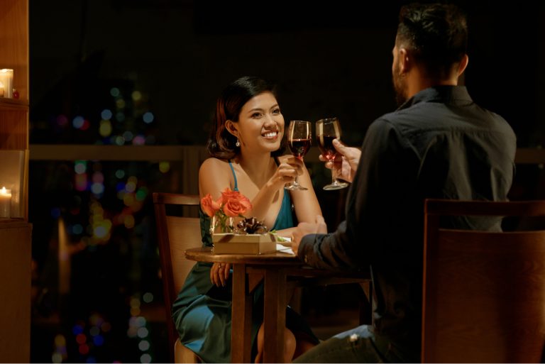 Heureux couple buvant du vin lors d'un rendez-vous au restaurant