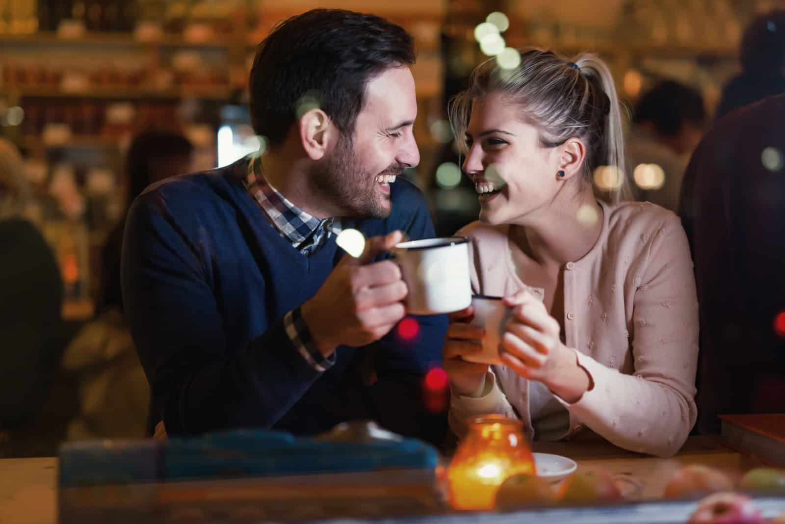 Couple heureux parlant au bar et date de réduction de moitié