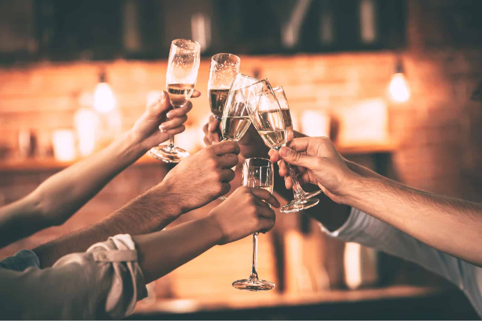 Groupe de personnes acclamant avec des flûtes à champagne