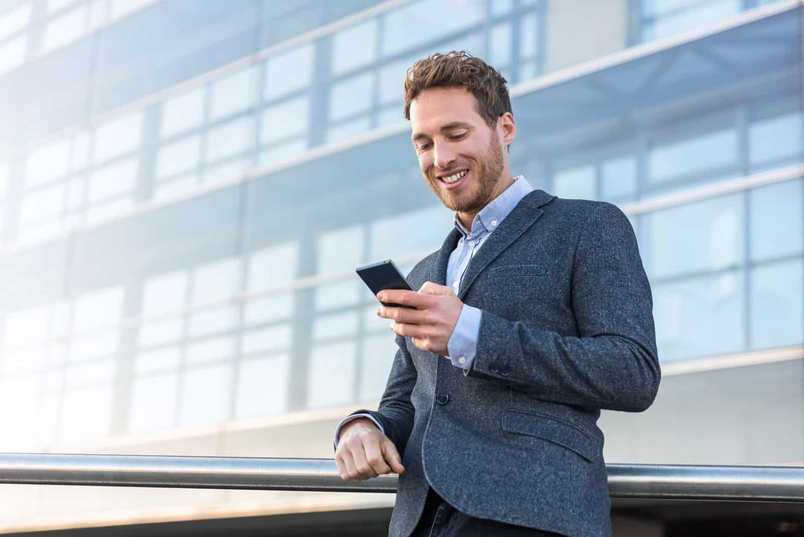 Homme d'affaires utilisant un téléphone portable