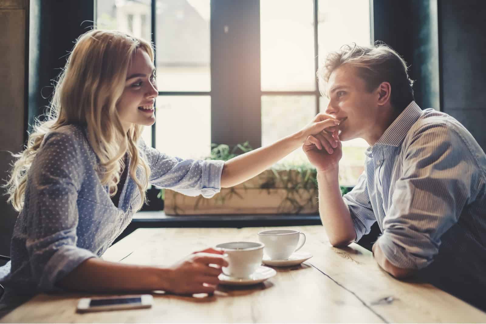 Beau jeune homme et jolie jeune femme