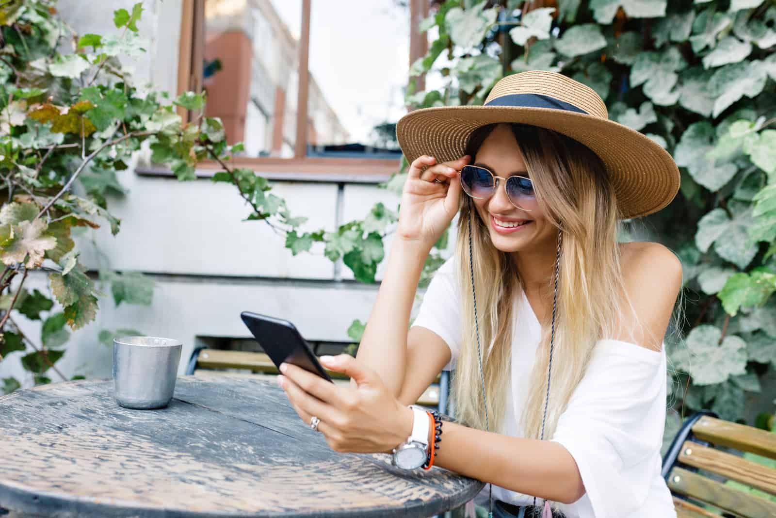 femme tapant sur son téléphone