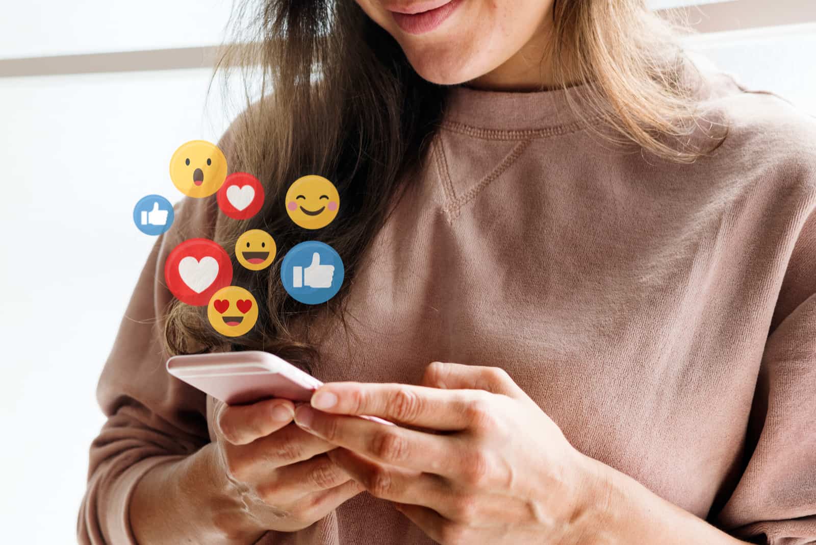 Joyeuse femme tenant son téléphone