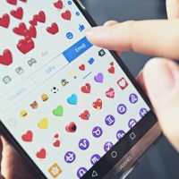 femme envoyant des emoji d'amour