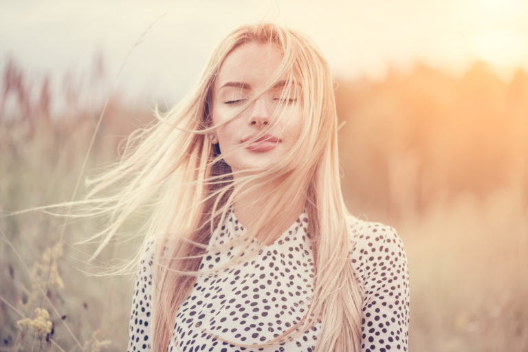 fille aux cheveux blancs flottants profitant de la nature
