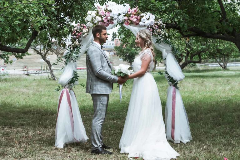 un homme et une femme à un mariage