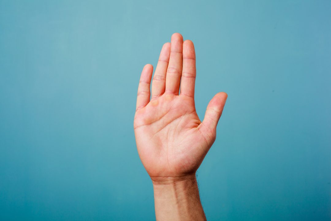 La Main Gauche Qui Gratte : Devons Nous Croire À La Superstition La Main Gauche Qui Gratte : Devons Nous Croire À La Superstition