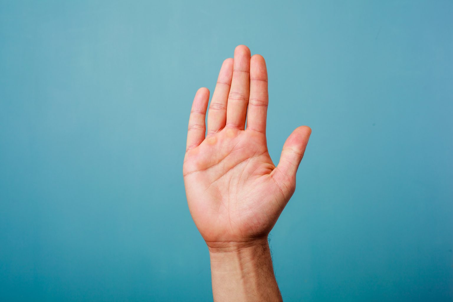 La Main Gauche Qui Gratte : Devons Nous Croire À La Superstition La Main Gauche Qui Gratte : Devons Nous Croire À La Superstition