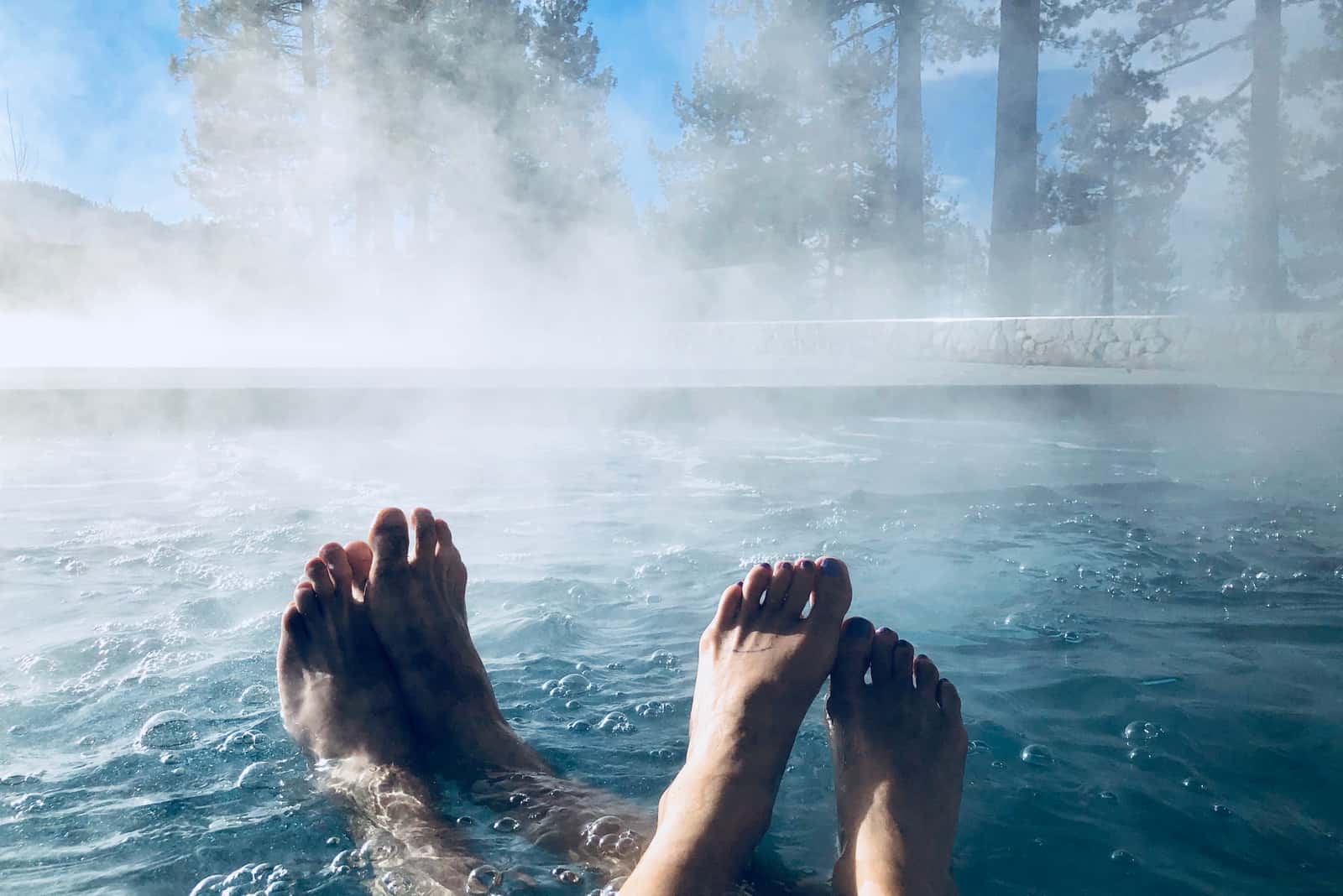 Pieds de couples dans un bain à remous Jacuzzi Spa à l'extérieur