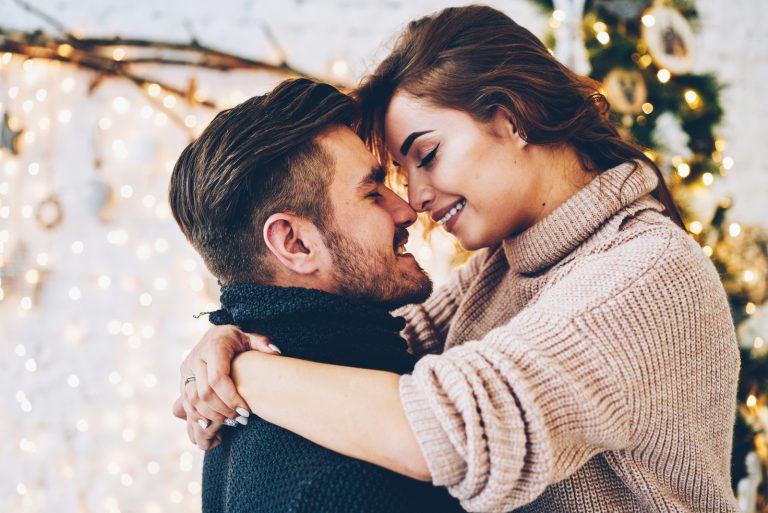 un homme et une femme souriants s'embrassant