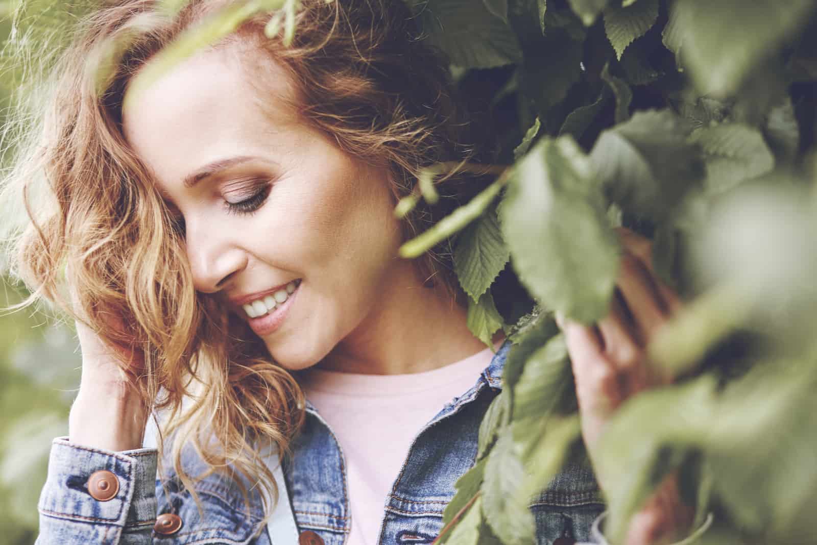 photo en gros plan d'une belle femme dans la nature