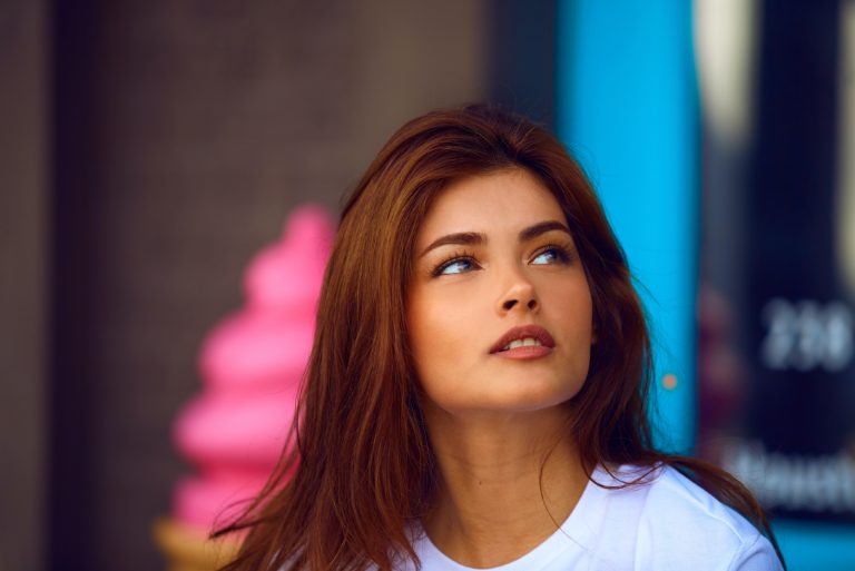femme en t-shirt blanc regardant vers le haut