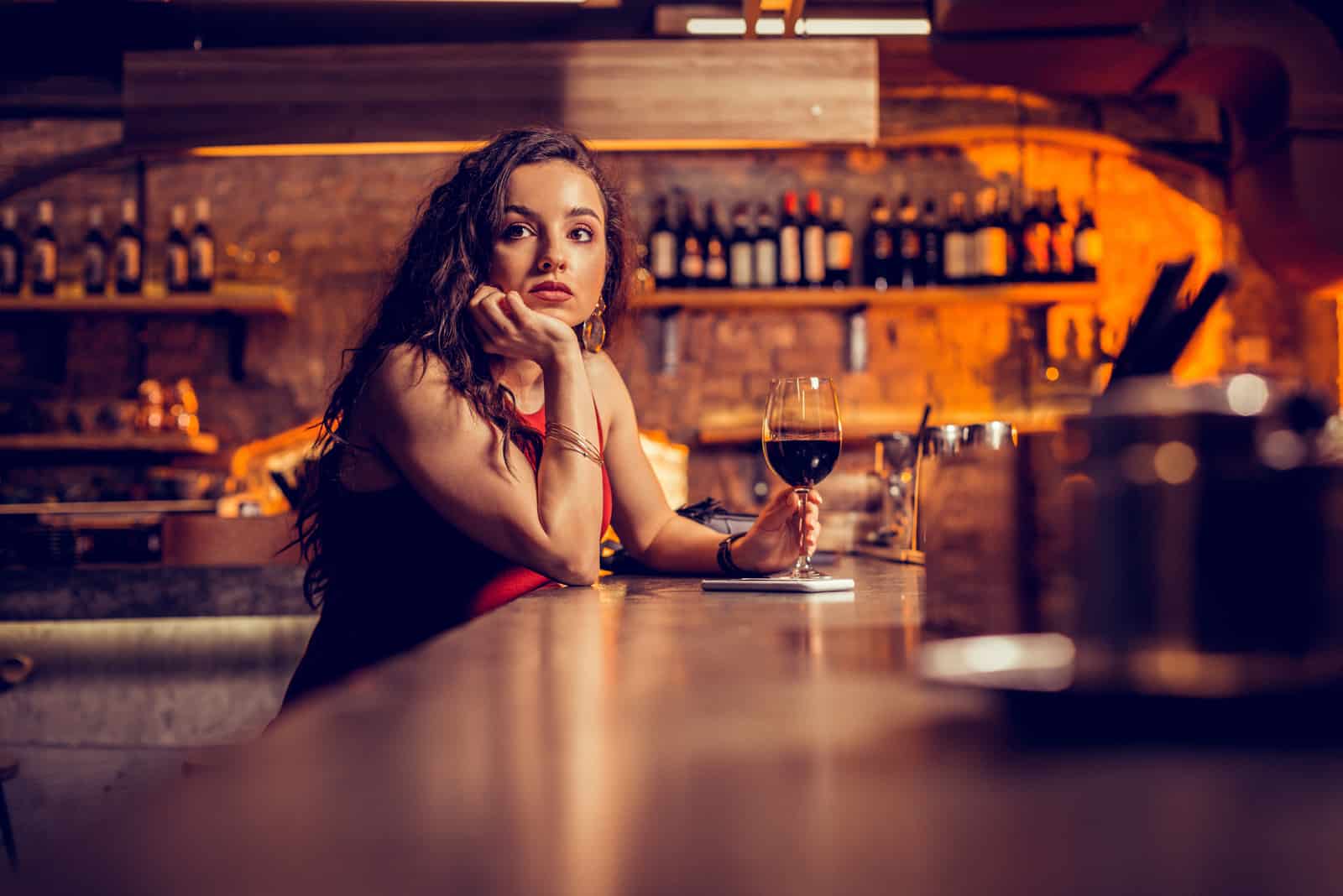 la femme est assise au traîneau et boit du vin